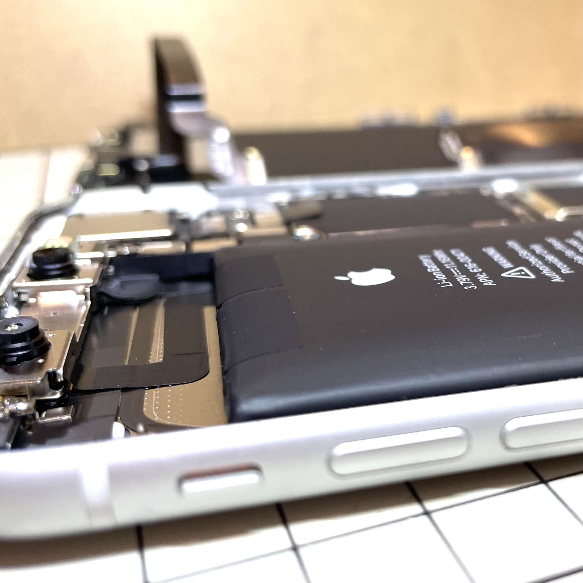 iPhoneXR バッテリー膨張による交換